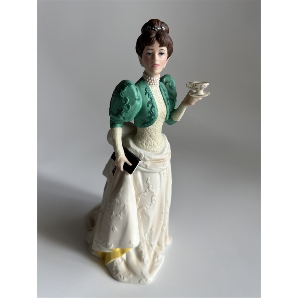 1995  Mrs. Albee Figurine Presidents Award Avon Victorian Lady